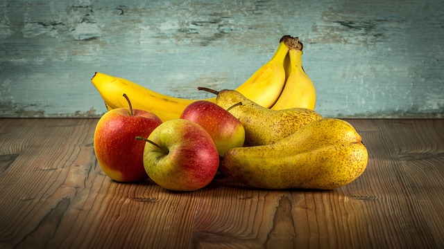 hrušky, jablka a banány.jpg